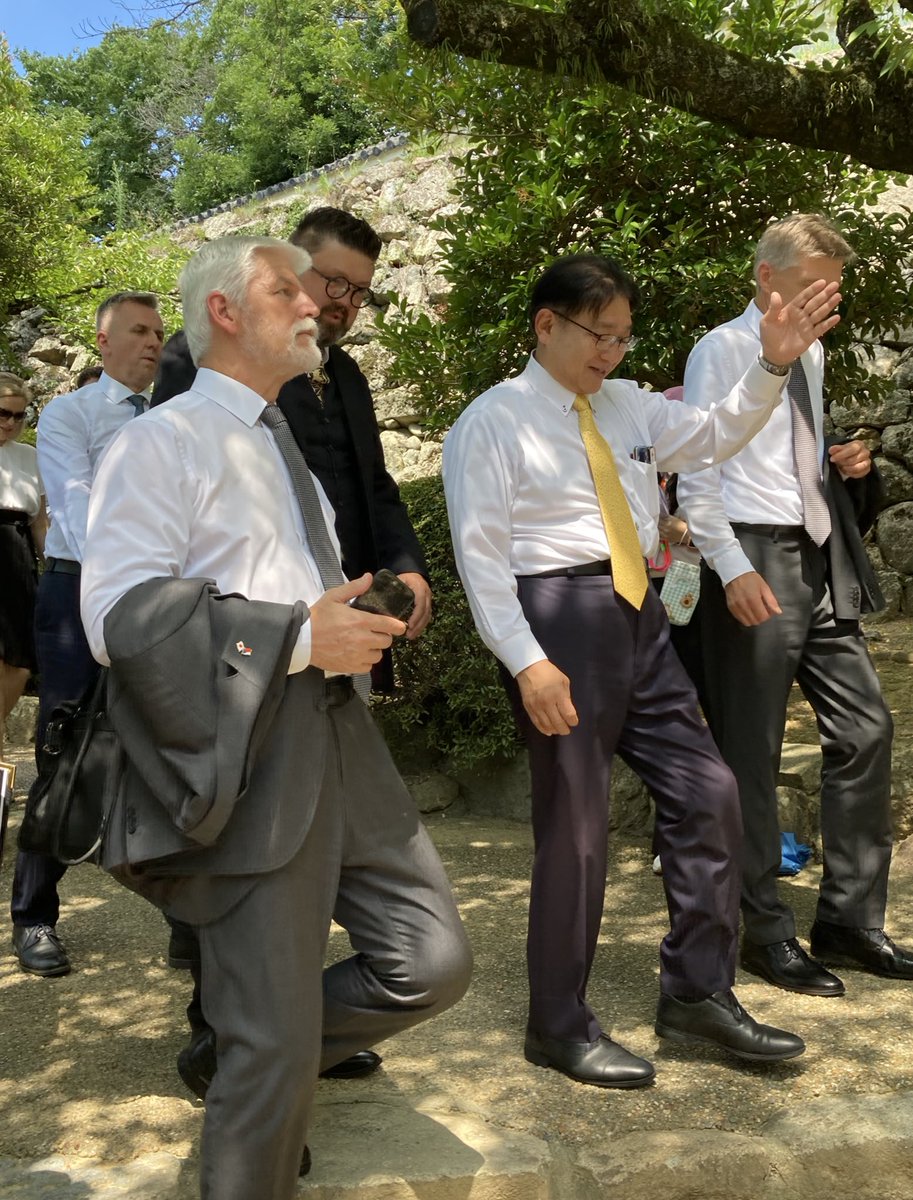 NagaokaKansuke's tweet image. Day 2 of the President visit to 🇯🇵stared in Himeji, famous for its UNESCO heritage beautiful castle. The sister “castle” agreement with Prague castle was successfully signed㊗️🥳!