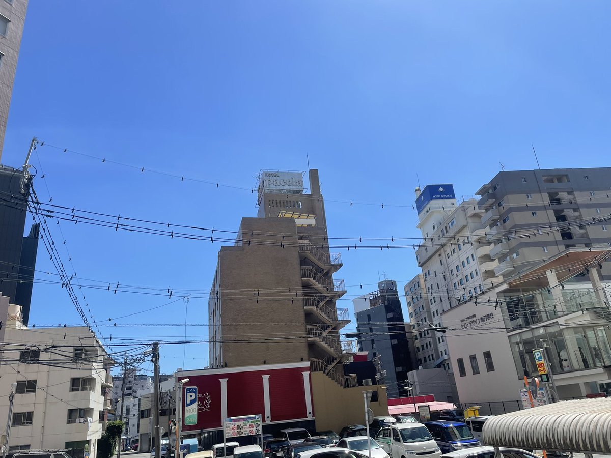 wayofthewind's tweet photo. 日本で猛暑が続き、2024年7月に熱中症による救急搬送者が1万2000人を超え、死者が100人以上に上った。屋外作業現場での被害が深刻で、症状の遅れが問題視されている。専門家は水分・塩分補給と早期の救急対応を推奨し、予防策を強化している。
https://t.co/O9eL6120xv