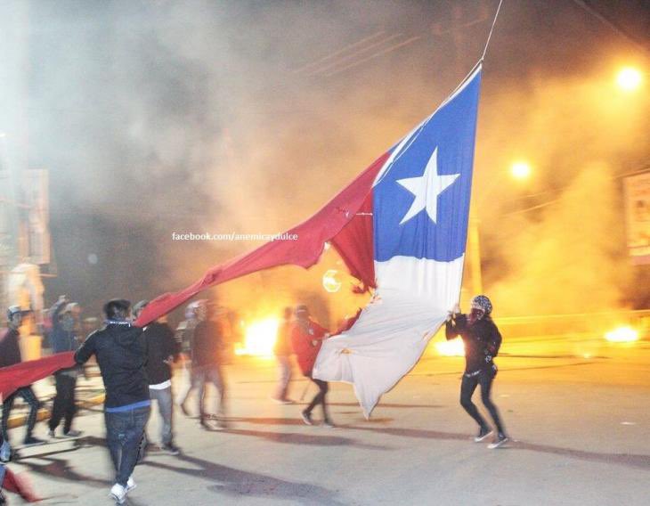 nd_locutor's tweet image. No somos tontos, y no olvidamos que muchos de los que ahora profesan “amor” a la patria, son los mismos que para el “estallido” hicieron lo que quisieron con la bandera de #Chile. Son los mismos que apoyaron a #Boric y ahora lo harán por #Jara, por eso no les creo NADA.