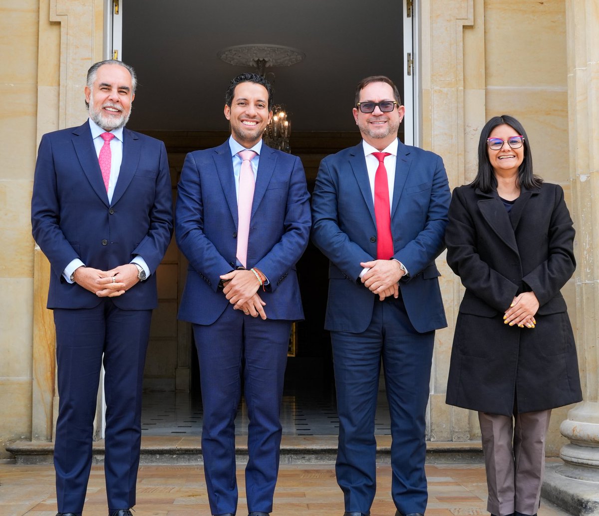 AABenedetti's tweet image. Hoy recibiendo en la Casa de Nariño a los nuevos presidentes de Senado y Cámara, @Lidiosenado y @Julianlopezte. Diálogo cordial en búsqueda de lo mejor para Colombia.