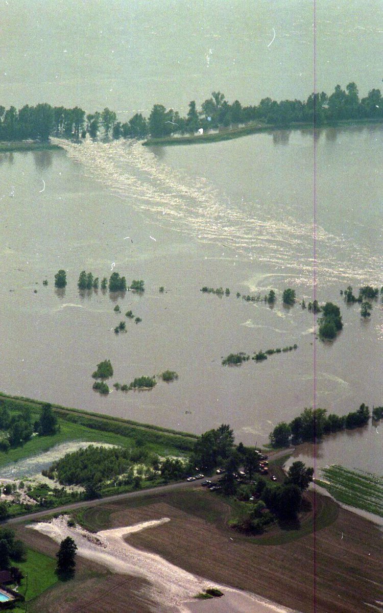 weather_history's tweet image. July 22, 1993:
At 9:48 AM, the levee holding back the flooding Mississippi River at Kaskaskia, IL, ruptured. Residents were forced to flee on barges. By 2 PM, the entire town was underwater. This event was part of the larger Great Flood of 1993 in the Central US.
#wxhistory