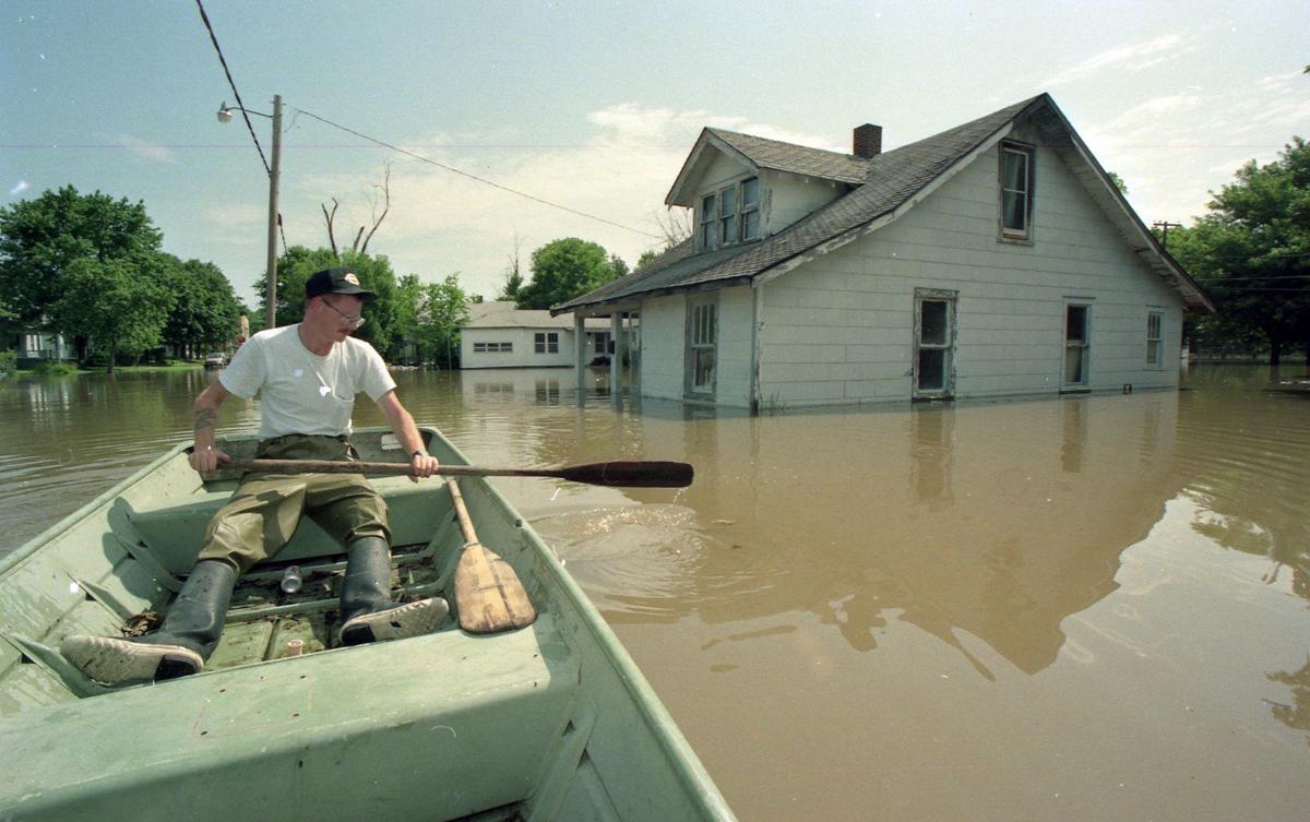 weather_history's tweet image. July 22, 1993:
At 9:48 AM, the levee holding back the flooding Mississippi River at Kaskaskia, IL, ruptured. Residents were forced to flee on barges. By 2 PM, the entire town was underwater. This event was part of the larger Great Flood of 1993 in the Central US.
#wxhistory