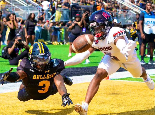 snagcityagency's tweet image. CHRIS THOMPSON(@thompson_chris7 )
DAVENPORT GRAD TRANSFER⭐️
5’10 195 | LOCKDOWN CB🔒
1 YEAR OF ELIGIBILITY 🏟️
5 INTS( 1 PICK 6) 17 PBU, 40 TACKLES, 1 FF 🎮
#SnagCityAthlete