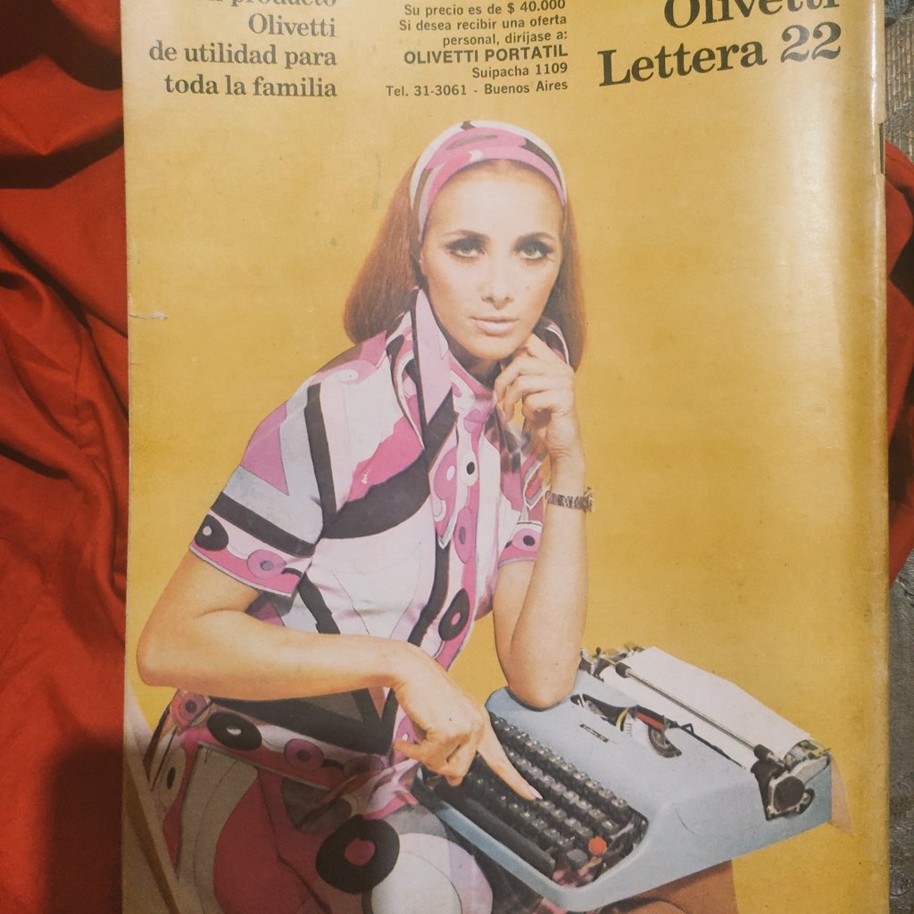 SerLenis's tweet image. Que espectácular esta mujer que tipea en una Olivetti portátil.