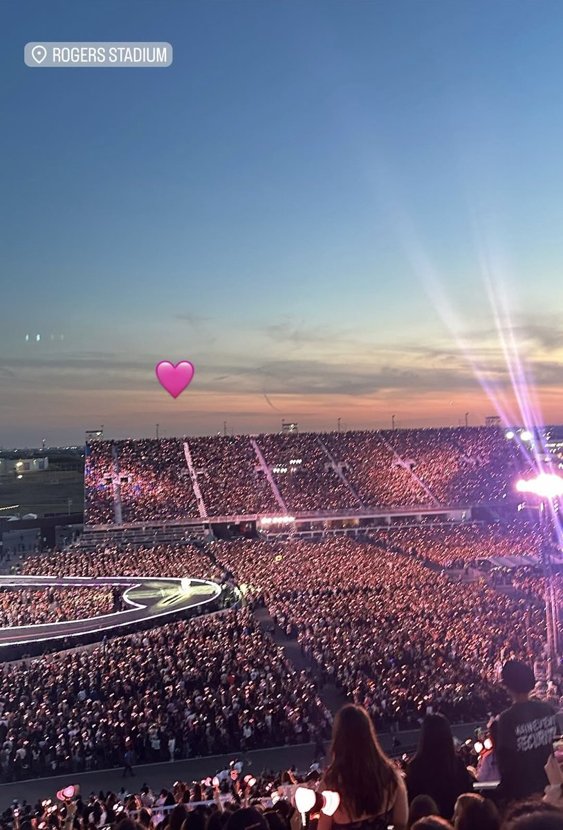 updatecharts's tweet image. SOLD OUT! Show do BLACKPINK lotadissímo na noite de hoje.