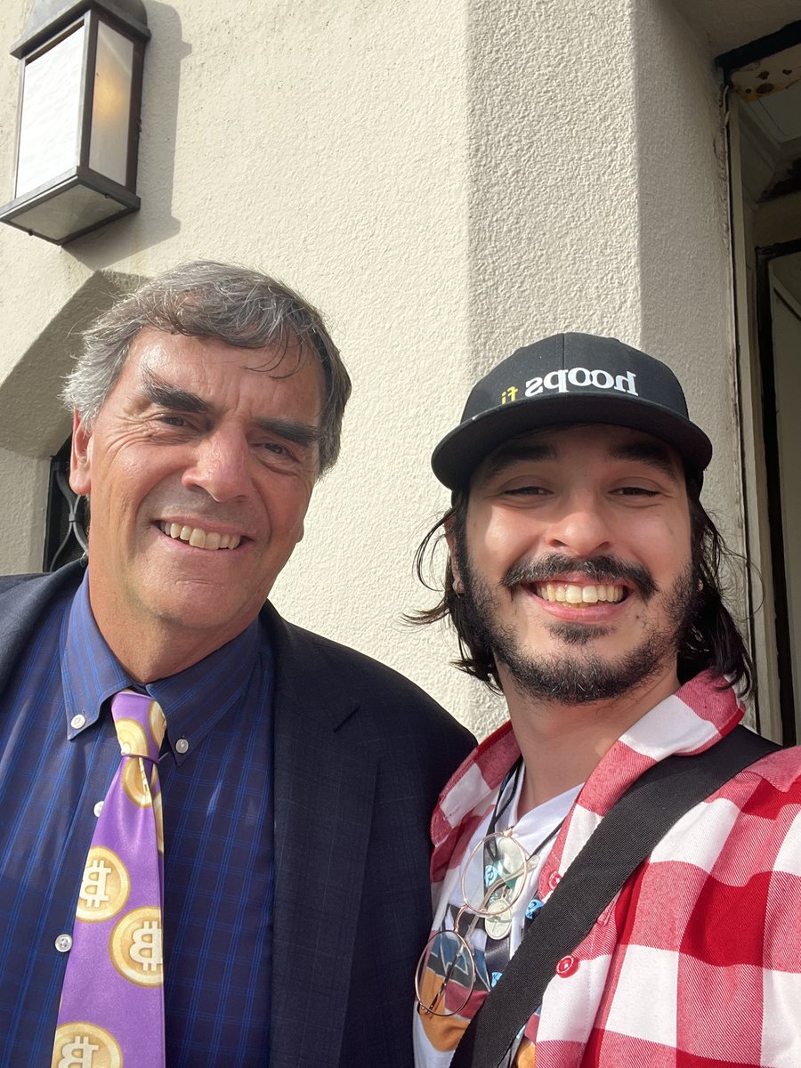 Burgers with <a href="/TimDraper/">Tim Draper</a> 🍔 

Not bullish on <a href="/hoops_finance/">hoops.fi</a> already?