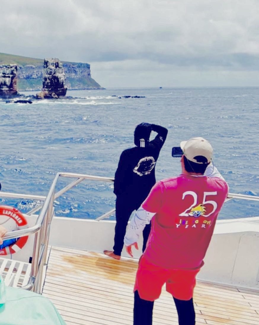 The ultimate shot of everyone getting the ultimate shot! 😂
Have you seen Darwin’s Pillars?

This one was aboard the Tiburon Explorer—but you can join us on Tiburon or Humboldt Explorer to dive this legendary Galápagos site yourself.

📍 Darwin Island
🌐 explorerventures.com