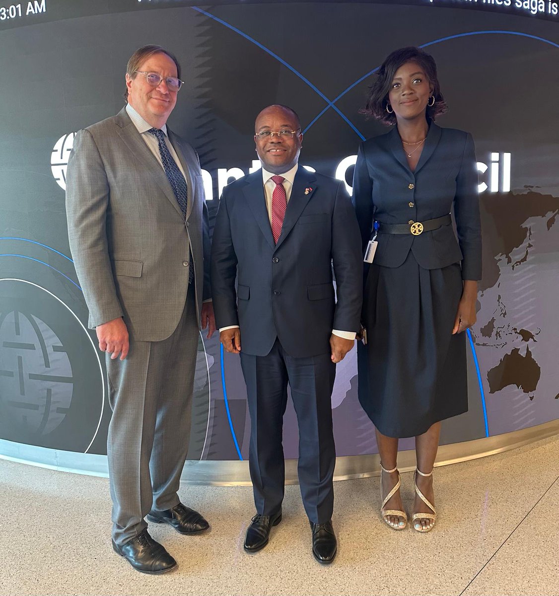 AmbassadorAVD's tweet photo. Hoje tive a honra de reunir, em Washington DC, com o Presidente do Atlantic Council, Frederick Kempe, e com a Directora do Centro África, Rama Yade.
Durante o encontro, abordámos temas estratégicos da nossa cooperação: a promoção de mesas redondas em Luanda e Washington DC. As duas partes analisaram com inusitado interesse uma proposta no âmbito da cooperação no domínio do ensino e investigação com instituições angolanas.
Esta parceria representa uma oportunidade concreta de projectarmos Angola no espaço das relações internacionais e reforçarmos a nossa presença junto das instituições norte-americanas.