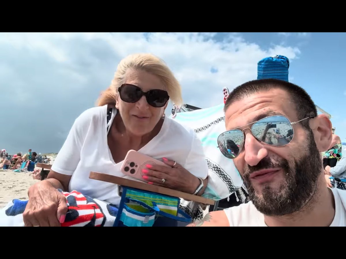 Nunzhophop's tweet image. #1 @mewingwang
😎👦🏻👩🏖️🦑💥📦👍
😎DUHOP😎👦🏻ENZO👦🏻&amp;amp;👩MAMMY👩🏖️BEACH🏖️🦑SQUID🦑GAME+💥AEW💥ALL ELITE📦UNBOXING📦SUBSCRIBE👍LIKE👍REPOST youtu.be/4erqxCBqMH0?si…
