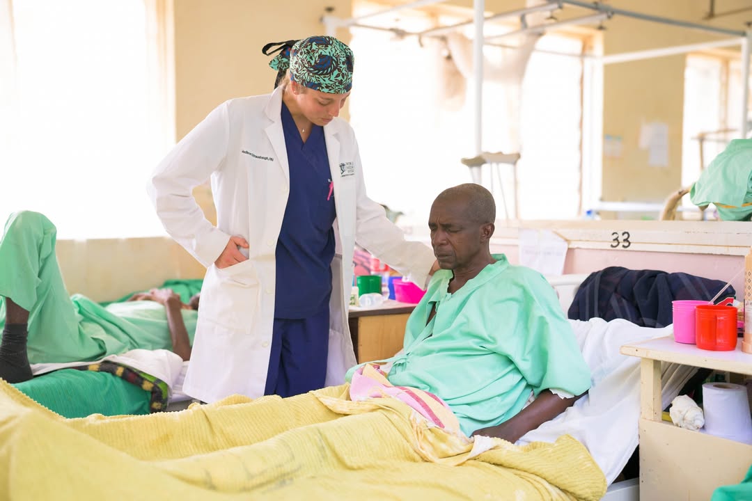 SamaritansPurse's tweet image. 📣 Welcome to all our new followers!
Whether you’ve just discovered Samaritan’s Purse or have followed us for years, we’re grateful you’re here. We want to take a moment to reintroduce who we are—and why we do what we do.
Samaritan’s Purse is a Christian international relief…