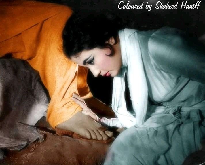 महज़ नब्ज़ का चलना ज़िन्दगी नहीं

ज़िन्दा तो हम तब थे जब तुम साथ थे🌺

#सहर । #बज़्म_काव्यमंच