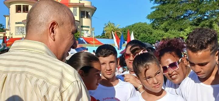 El Palacio Provincial de Pioneros de #EducaciónLasTunas celebra su aniversario 40 contribuyendo con la formación vocacional de las nuevas generaciones. Muchas felicidades. #PorLasTunasLaVictoria y #PorUn26EnEl26 <a href="/LorenzoOsbel/">Osbel Lorenzo</a> <a href="/YelenysLasTunas/">Yelenys Tornet Menéndez</a> @Cub