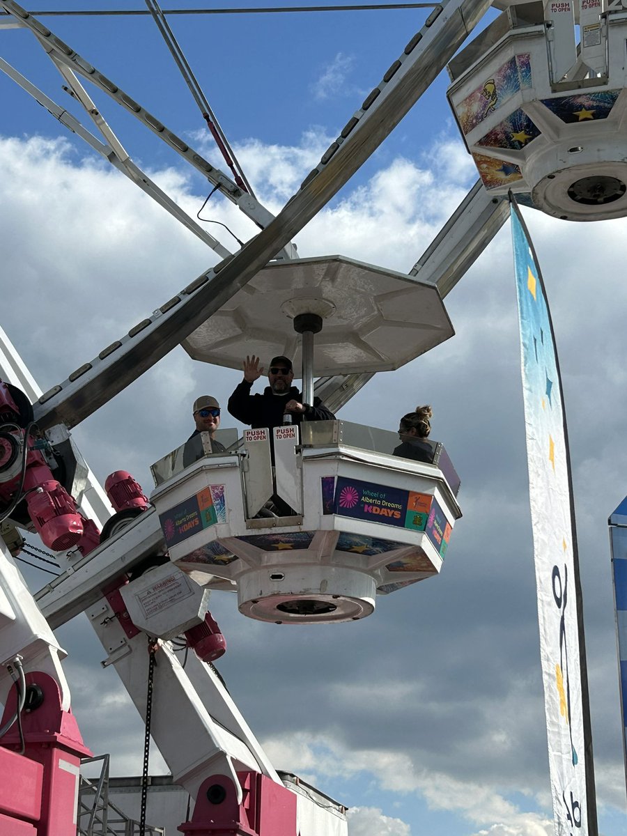 Bulavinaka's tweet image. Bringing the La Ronde Restaurant @ChateauLacombe by @NovaHotels dining experience all for a great cause with @ChrisScheetz at @KDaysyeg @wheelofdreams