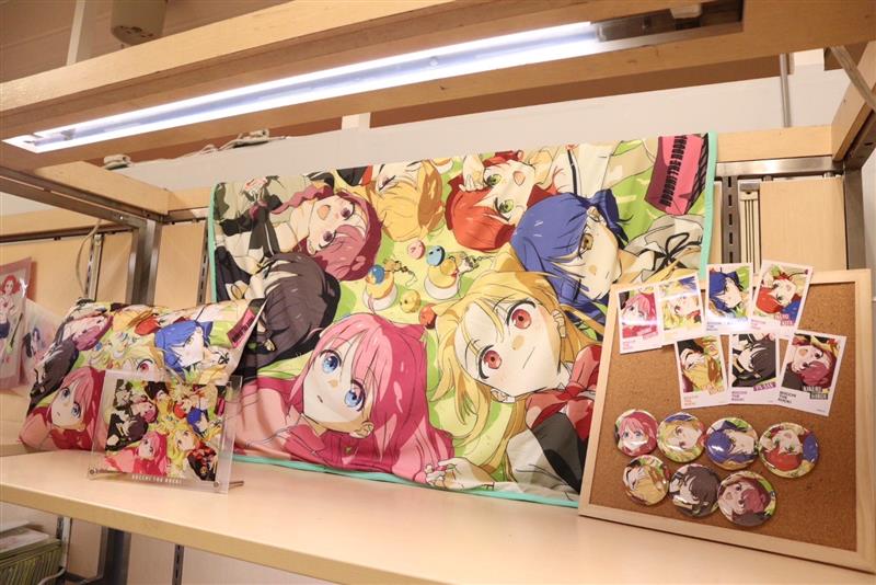 BTR_anime's tweet image. ／
アニメ「ぼっち・ざ・ろっく！」展
浅草会場　本日より開催🎉
＼

いよいよ本日より浅草会場がスタート🎸
初日の午前限定で、後藤さんが襲来！！

グッズも好評発売中👀

▼詳細はこちら
bocchi.rocks/exhibition/

#ぼっち・ざ・ろっく
#結束バンド