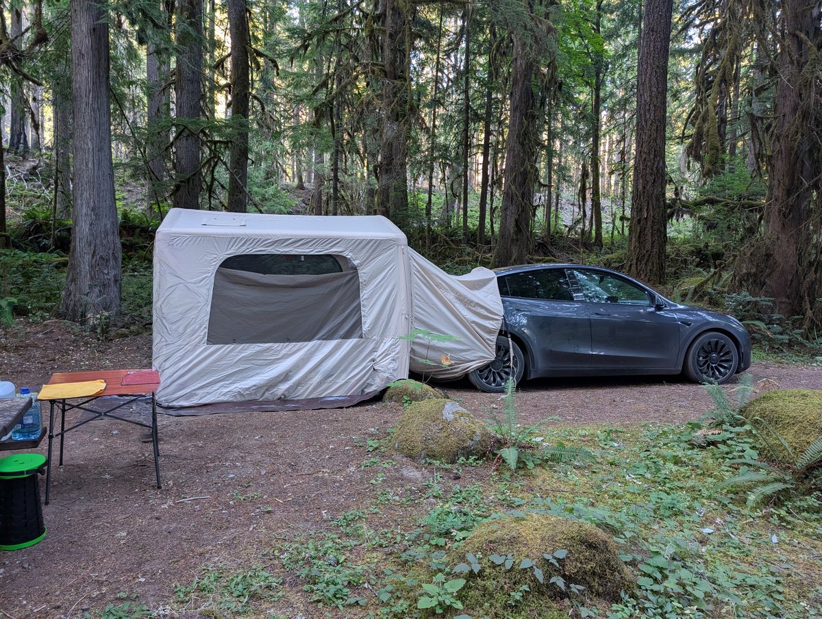 dbgray's tweet image. Climate controlled tent. 10' x 8' x 7.2'
Solar as emergency power for car & cooking / starlink supply, works great. 2 min setup/teardown. Upgrading the solar is the next step. Probably building a mount for it to charge the buffer battery while driving. Tent fits in frunk.