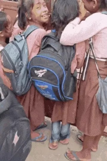 'मैडम जी स्कूल खोल दो। गेट खोल दो, आंटी जी गेट खोल दो। हम लोग यहीं पर पढ़ेंगे, कहीं नहीं जाएंगे।'

महराजगंज में सोमवार को एक प्राइमरी स्कूल के बाहर कुछ ऐसा ही नजारा रहा। बच्चे स्कूल बंद किए जाने की बात पर रोते रहे। इसका वीडियो भी सामने आया। लेकिन, अब विभागीय जांच में पूरा मामला