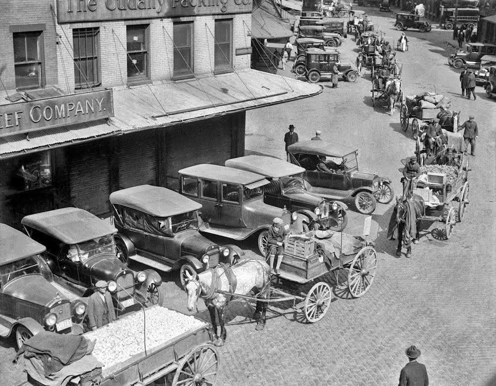 OldSchoolBoston's tweet image. Cars and wagons clutter crowded Quincy Market 1925. @BPLBoston