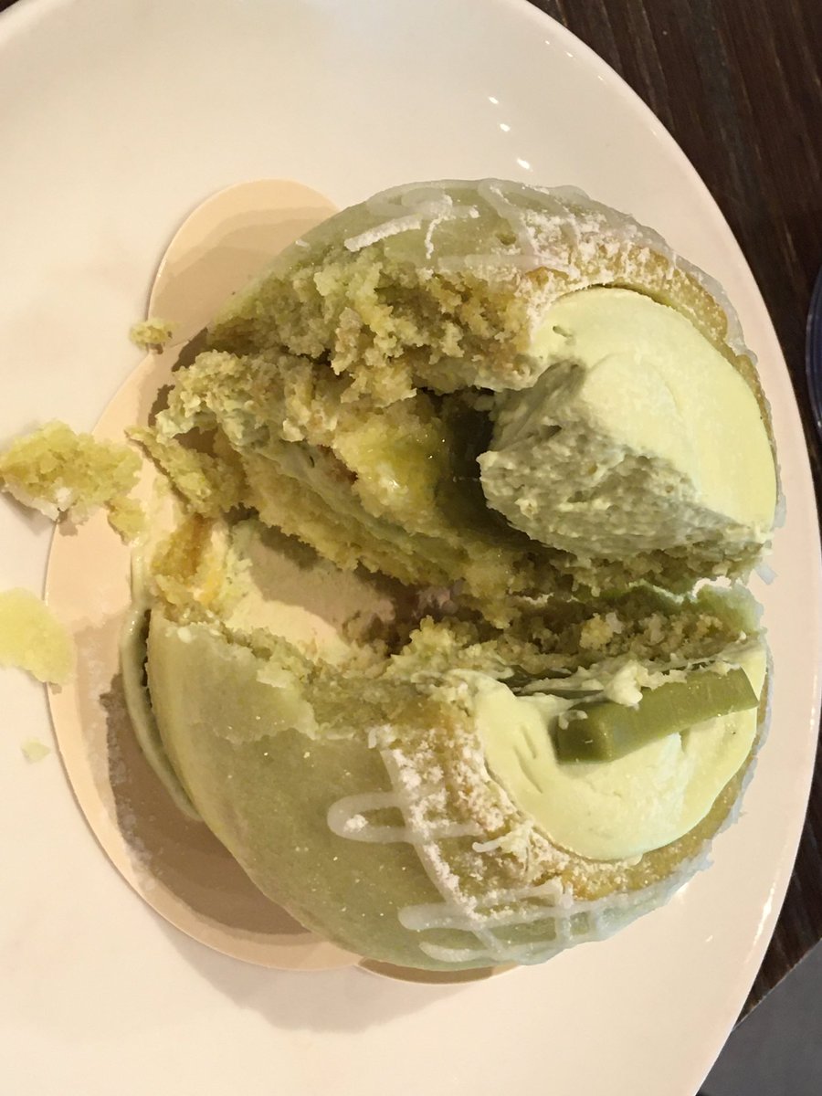 스벅신메뉴 멜론쿠헨 앤나 밀크카라멜라떼 기미했어요

멜론쿠헨: 맛잇음 근데 엄청 달다 혼자서는 다 못먹겠긔
밀크카라멜라떼: 나쁘지 않음 근데 그냥 아메리카노 시킬걸 하