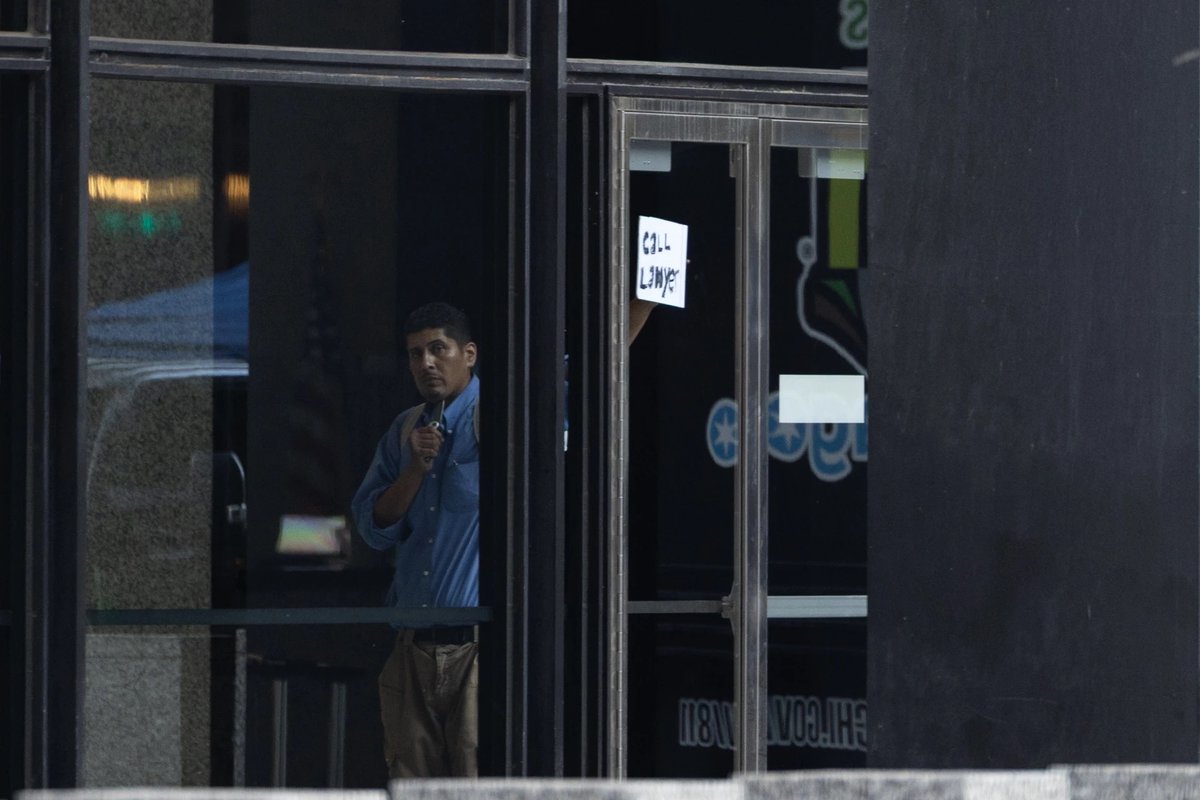 SeidelContent's tweet image. NEW: Standoff at Dirksen Federal Courthouse with knife-wielding man comes to an end after 9 hours
Reporting w/ @cindylu_7 Tom Schuba and @RosemarySobol1 (Photo by Candace Dane Chambers): chicago.suntimes.com/crime/2025/07/…