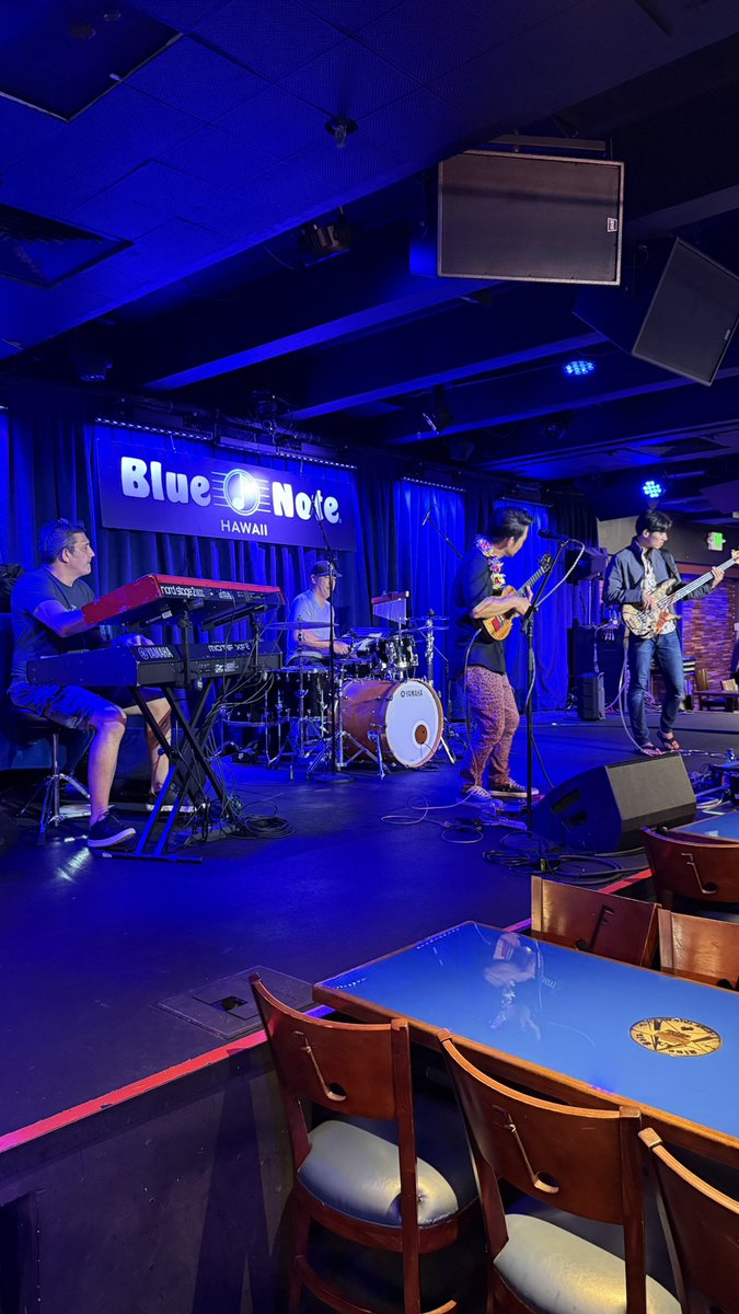 ShimabukuroJake's tweet image. 今夜と明日は、ブルーノート・ハワイでジェイクのライブ! @bluenotehawaii
7/27のフジロック出演に向けて、ジャクソン、マイケル、ショーンと4人のバンド構成でのレアなステージになります。
ぜひ、お見逃しなく♪
bluenotejazz.com/hawaii/shows/?…