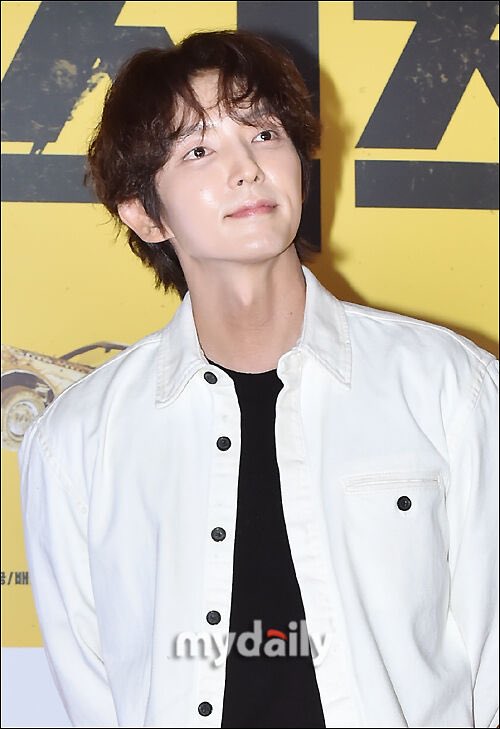 [단독] 이준기의 컴백… '경복궁 탐정사무소' 주인공 naver.me/GvfFYkje

'경복궁 탐정사무소'는 사건 쫓는 임금님과 임금 쫓는 신입사관의 궁 넘고 담 넘는 코믹 수사 활극이다. 

스튜디오N이 제작하며 소민선 작가가 대본을 쓴다.