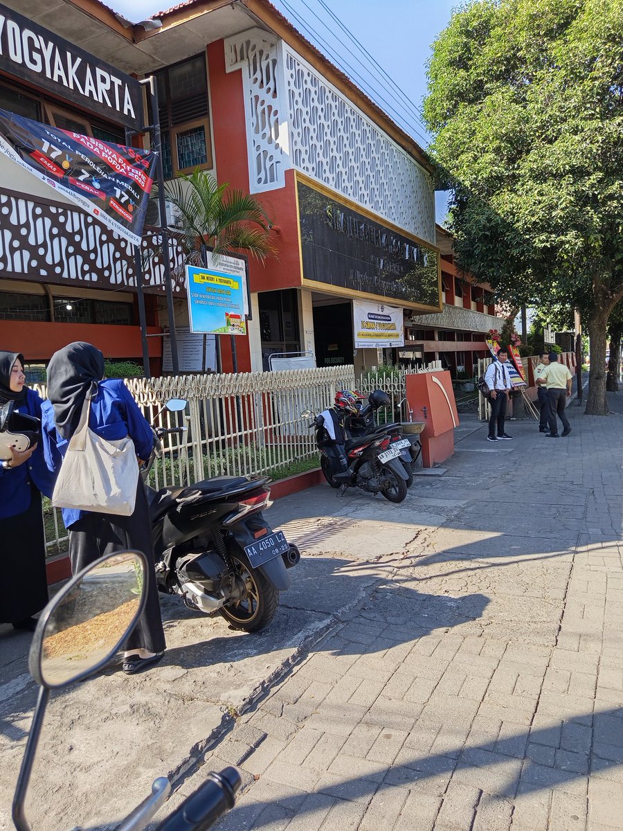 .
.
jadilah seseorang yang kuat dek
seseorang yang memiliki smangat
tidak ada yang tidak mungkin
kamu perlu mencoba dan mencobanya lagi

---

tak perlu menjadi serba bisa
tekuni salah satu bidang yang kamu suka dan menjadi hebatlah dengannya

-8 kelas dengan materi, pasti bisa 🫶