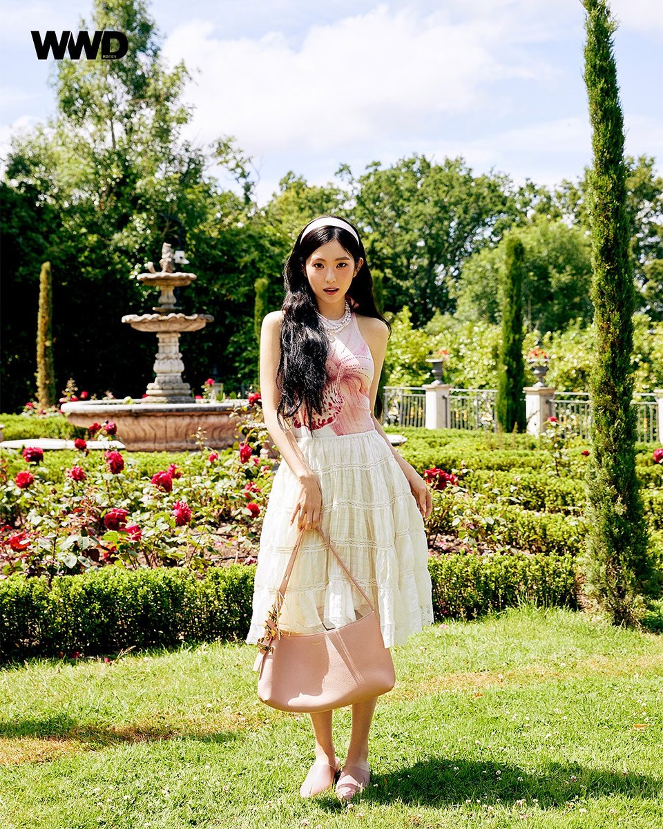 wwdkorea's tweet image. #WWDSTAR #IRENE #아이린 #제작지원
런던 고성의 푸르른 정원 사이, 햇살 가득한 여름날을 닮은 아이린의 미소.
#WWD #WWDKOREA