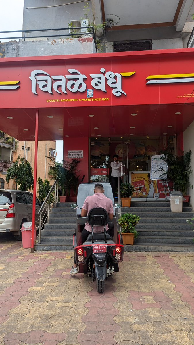 Aditya_SantoH's tweet image. Happiness is delivering things, especially sweets 🍫