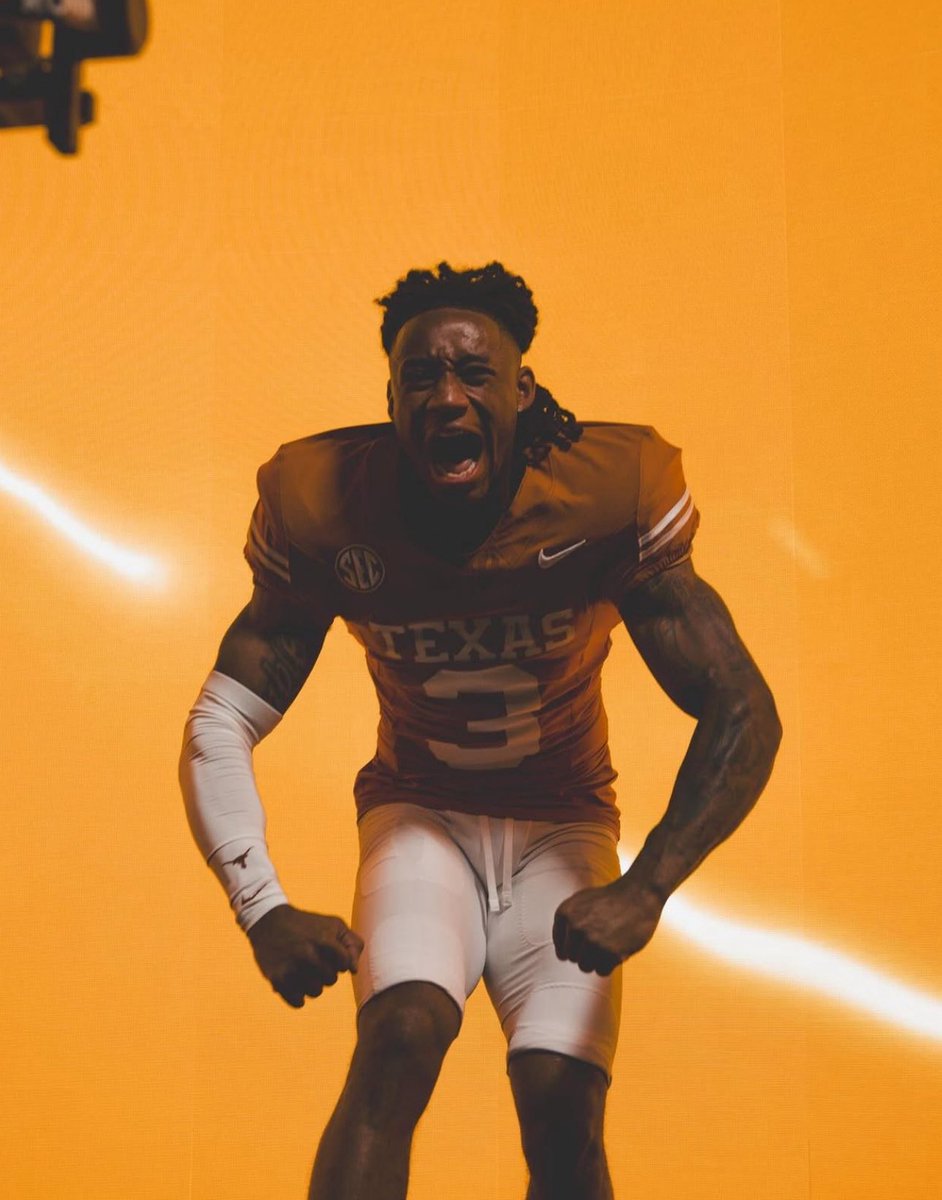 ontexasfootball's tweet image. Texas DB Jaylon Guilbeau shares pictures ahead of the ‘25 season 🤘
📸 via jaylon_guilbeau IG