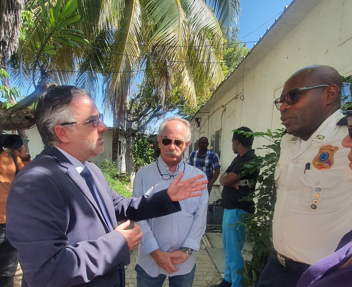 CristoDupouy's tweet image. The "Chanjman Bèl n ap fè l" project continues unabated thanks to the support of Canada @GAC_Corporate in the refurbishment of police stations in the Capital. The courage and determination of the Haitian National Police @pnh_officiel is essential in the fight against insecurity…