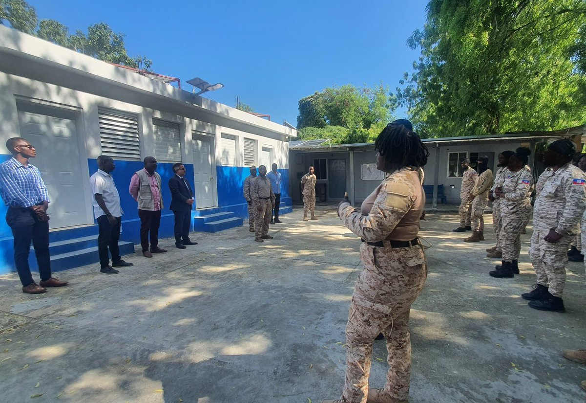 CristoDupouy's tweet image. The "Chanjman Bèl n ap fè l" project continues unabated thanks to the support of Canada @GAC_Corporate in the refurbishment of police stations in the Capital. The courage and determination of the Haitian National Police @pnh_officiel is essential in the fight against insecurity…