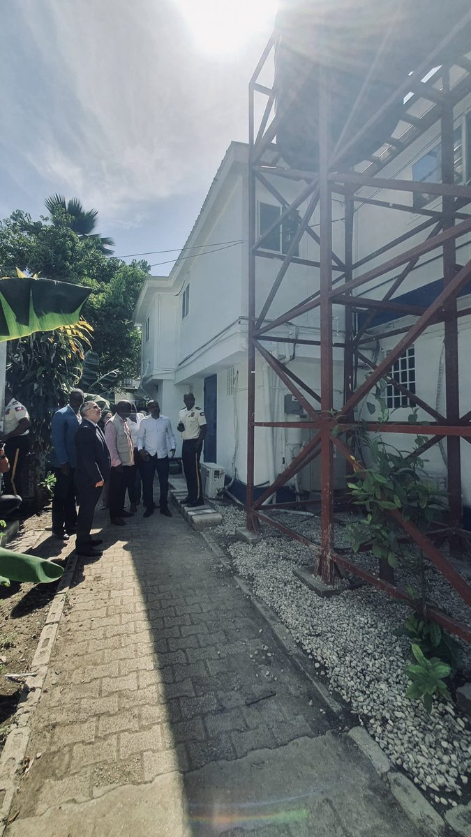 CristoDupouy's tweet image. The "Chanjman Bèl n ap fè l" project continues unabated thanks to the support of Canada @GAC_Corporate in the refurbishment of police stations in the Capital. The courage and determination of the Haitian National Police @pnh_officiel is essential in the fight against insecurity…