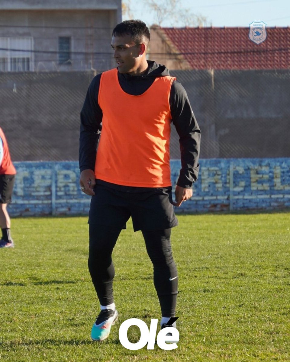 DiarioOle's tweet image. EL TORO SE ENTRENÓ EN BAHÍA BLANCA ⚽️
🇦🇷 Antes de regresar a Italia para el inicio de la temporada, Lautaro Martínez se entrenó en el Club Deportivo San Francisco de su ciudad natal
➡️ Su papá es presidente del club, su hermano se desempeña como defensor y su mamá trabaja allí…