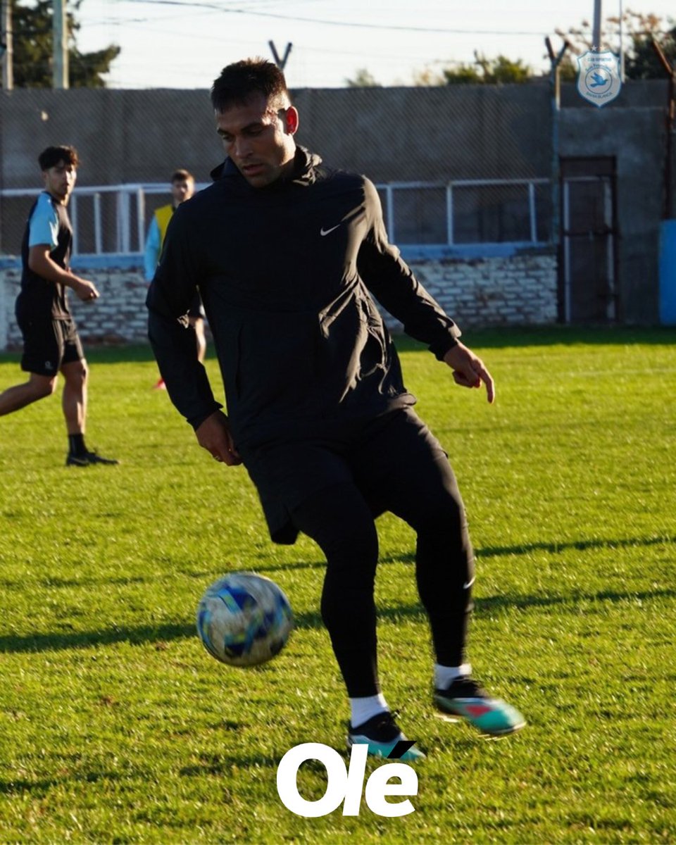 DiarioOle's tweet image. EL TORO SE ENTRENÓ EN BAHÍA BLANCA ⚽️
🇦🇷 Antes de regresar a Italia para el inicio de la temporada, Lautaro Martínez se entrenó en el Club Deportivo San Francisco de su ciudad natal
➡️ Su papá es presidente del club, su hermano se desempeña como defensor y su mamá trabaja allí…