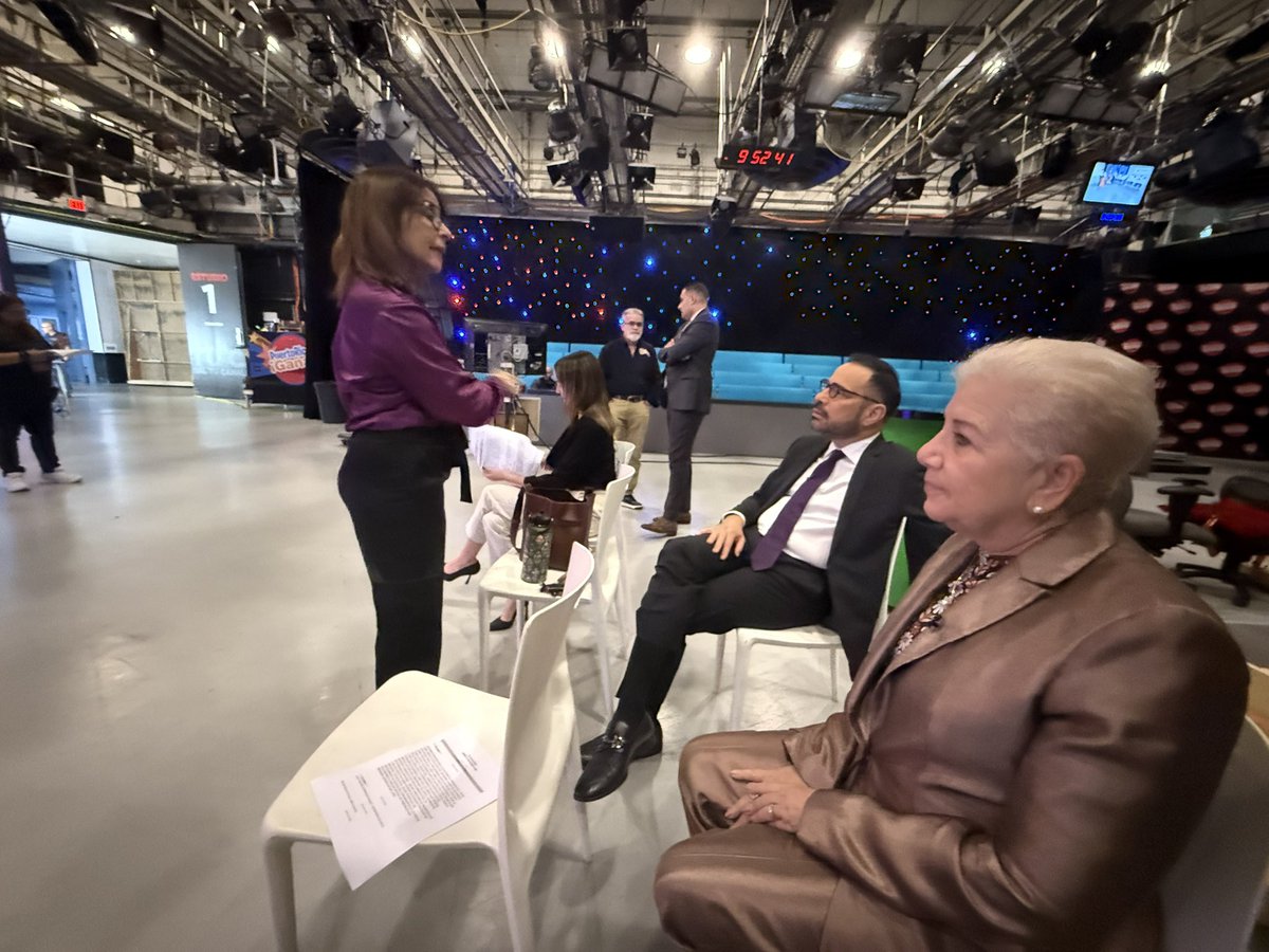 JuliaLoiza's tweet image. Hoy martes a las 10:00 pm por el Canal 2 participo de @RayosxTelemundo junto al alcalde de Camuy, con información importante sobre los municipios.
