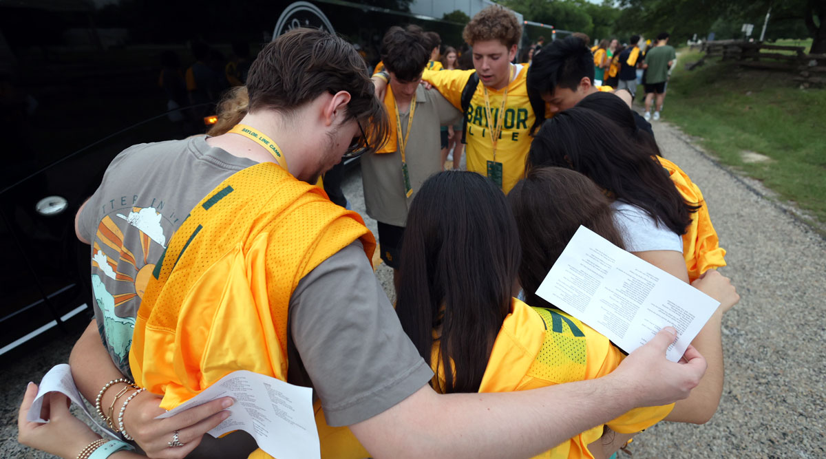 Baylor's tweet image. Worship. ๐
Family. ๐
Prayer. ๐
Tradition. ๐
Welcome to Baylor Line Camp. #SicEm