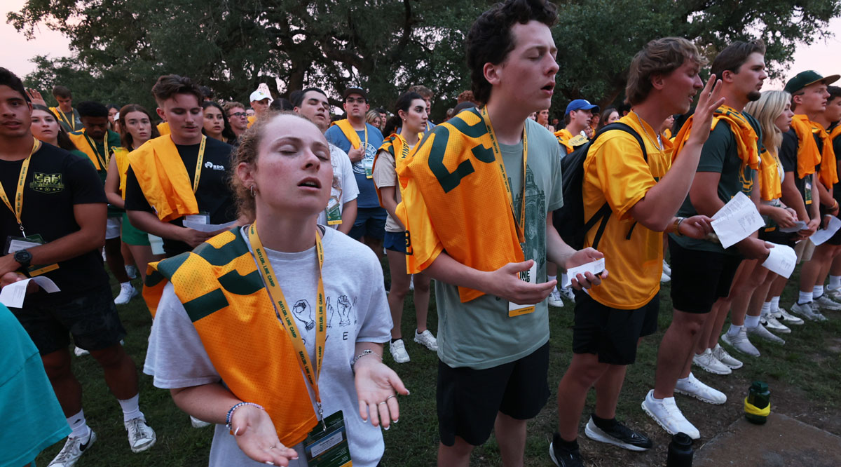 Baylor's tweet image. Worship. ๐
Family. ๐
Prayer. ๐
Tradition. ๐
Welcome to Baylor Line Camp. #SicEm