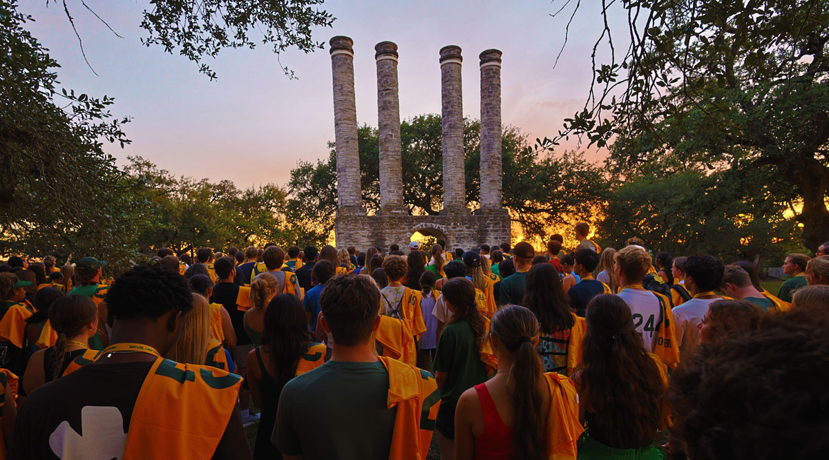 Baylor's tweet image. Worship. ๐
Family. ๐
Prayer. ๐
Tradition. ๐
Welcome to Baylor Line Camp. #SicEm