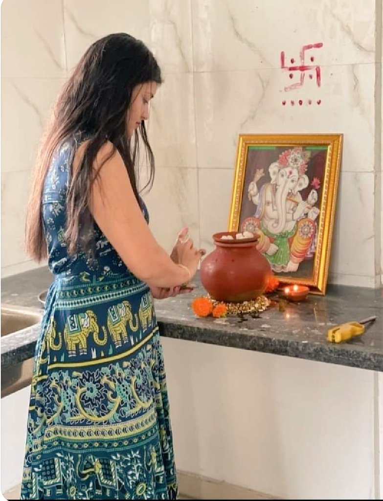 वक्रतुण्ड महाकाय सूर्य कोटी समप्रभा..
निर्विघ्नं कुरुमे देव सर्व-कार्येशु सर्वदा..
         🙏#जय_श्री_गणेश 🙏
