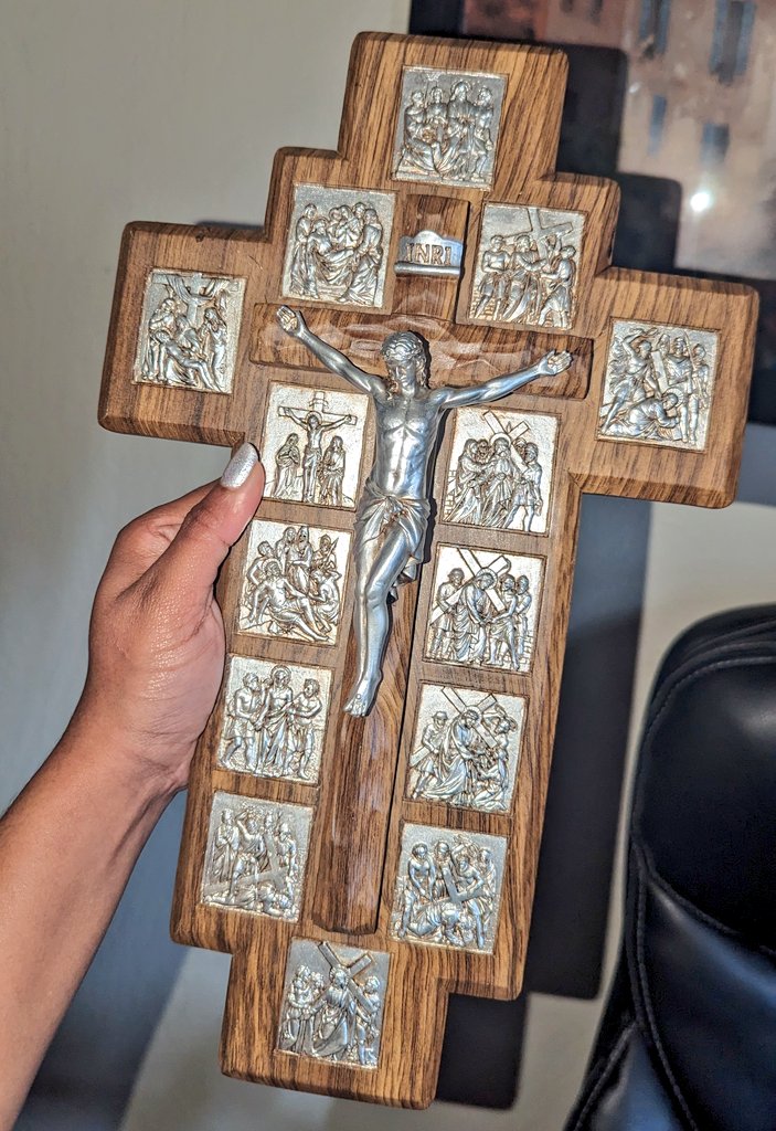 TheCatholicEngr's tweet image. >Tweetman loses his Rosary on Sunday while in Canada
>No problem, we'll just buy another one
>We visit St. Theresa's Shrine in Niagara to pray
>Go to the gift shop with the intention of buying a rosary
>We see a REALLY unique Crucifix
>Has the Stations of the Cross attached to…