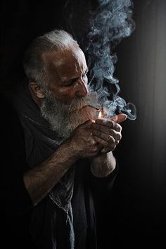 angelaalacchi's tweet image. La vida, con su cauto cerebro y su escalofrío de duda,
crece blanca con la edad...
🐦Tagore