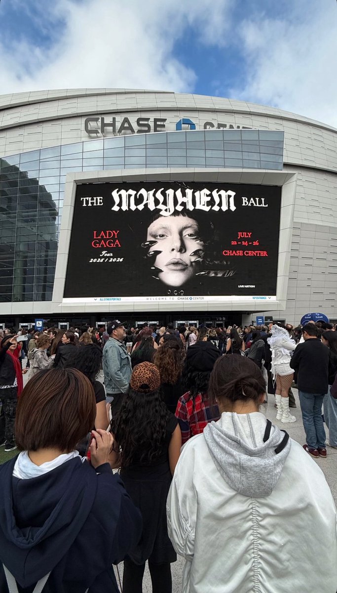 MayhemBallTour's tweet image. Doors have just opened at the Chase Center, and Little Monsters are now receiving their LED wristbands — which have changed tonight! They’re red this time, unlike the white ones used in Las Vegas.