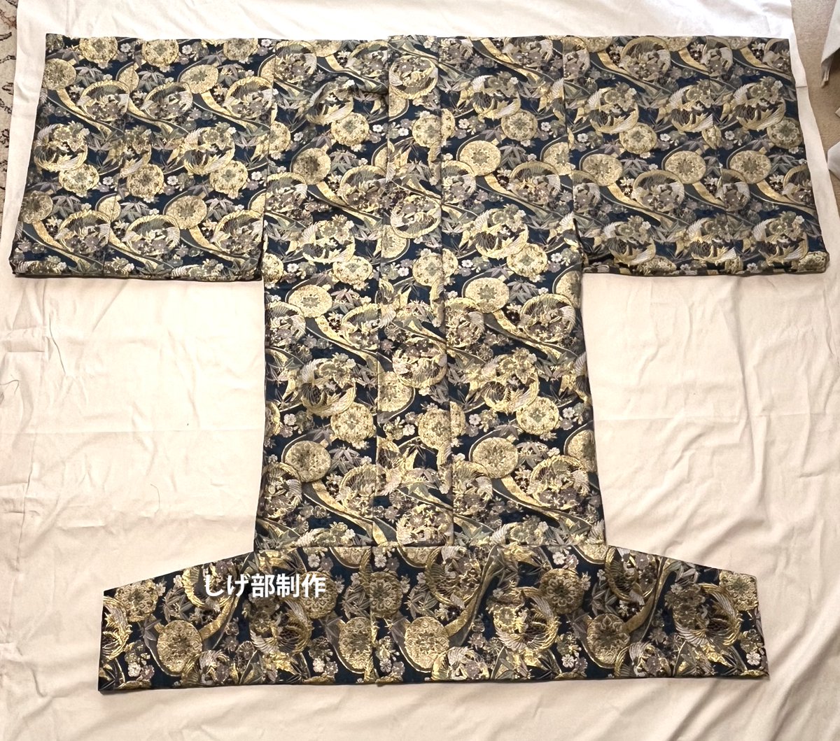 date_bu's tweet image. 平安装束、袍を制作させていただきました
子供サイズでイベントでご使用されるとのことです

平安装束は基本各種サイズはないのですが、
ある程度は着る方の体型に合わせると着こなしがきれいになります

しげ部ではサイズ感を合わせて制作も可能です
サイトよりお問い合わせください