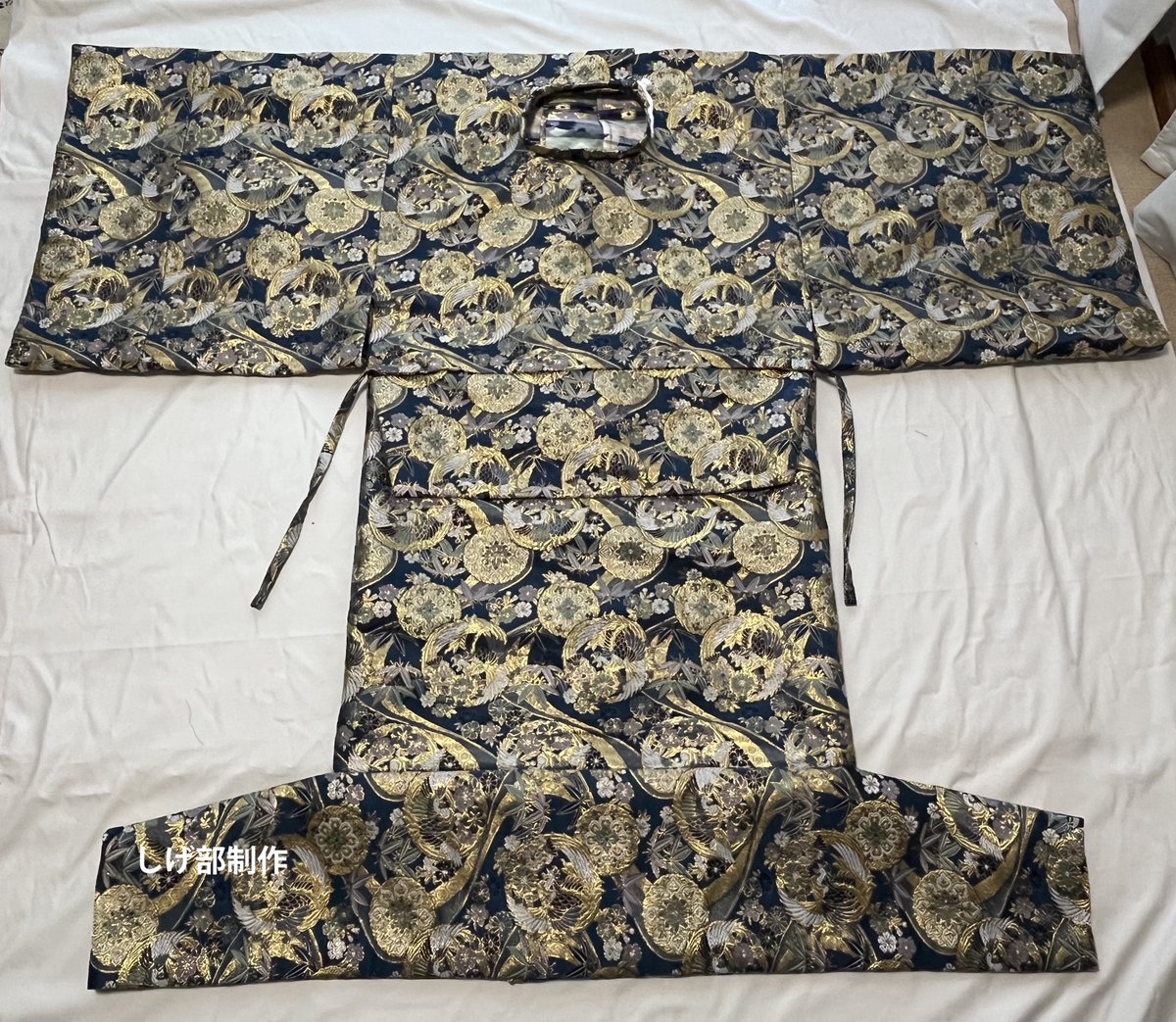 date_bu's tweet image. 平安装束、袍を制作させていただきました
子供サイズでイベントでご使用されるとのことです

平安装束は基本各種サイズはないのですが、
ある程度は着る方の体型に合わせると着こなしがきれいになります

しげ部ではサイズ感を合わせて制作も可能です
サイトよりお問い合わせください