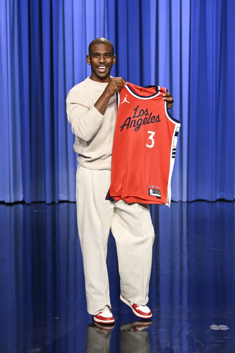 TomerAzarly's tweet image. New LA Clippers guard Chris Paul made a surprise cameo tonight on The Tonight Show Starring Jimmy Fallon. Jimmy presented CP3 with his new Clippers jersey.
📸: Todd Owyoung/NBC