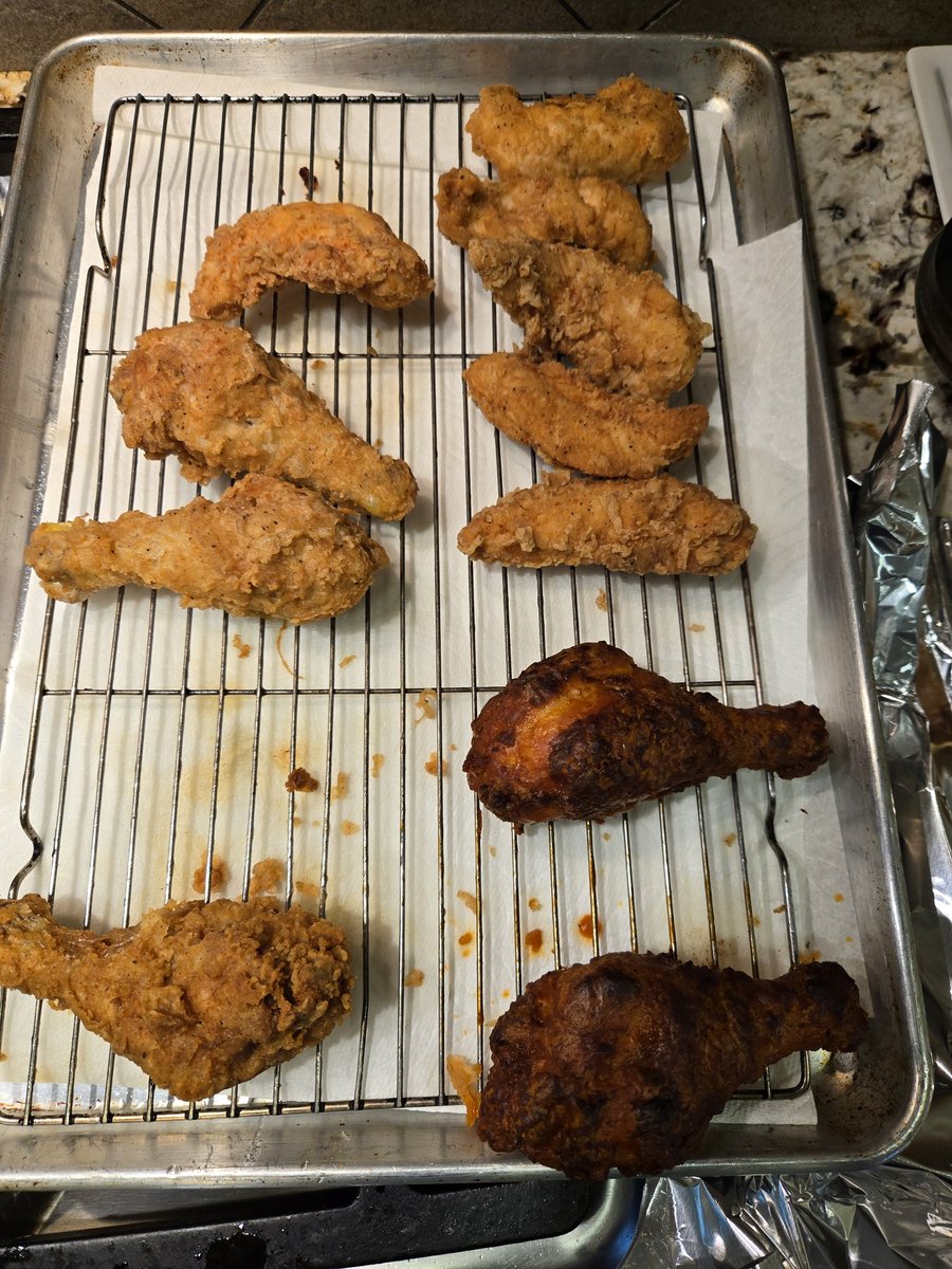mightykaos41's tweet photo. Made my famous Fried Chicken wings for my youngest daughter and her cousins for her birthday. Regular and Double Fried Buffalo π₯π₯π₯ https://t.co/MCoDtnR4Pd