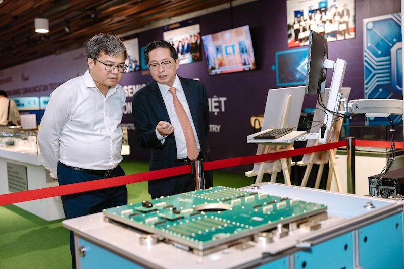Hanoitimes2's tweet image. Hanoi eyes Web3 as the next frontier, Vice Chairman visits digital hub to explore blockchain-powered transformation.
hanoitimes.vn/hanoi-vice-cha…