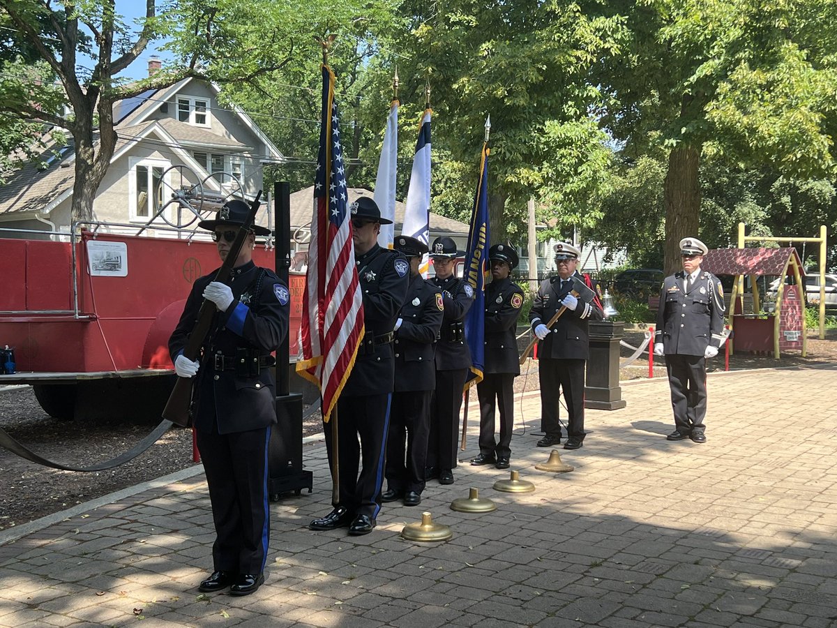 Today, I was honored to speak at the Evanston Fire Department’s annual memorial ceremony at Firefighter’s Park. Our first responders are pillars of strength and bravery. I appreciate their sacrifice to ensure our community stays safe.