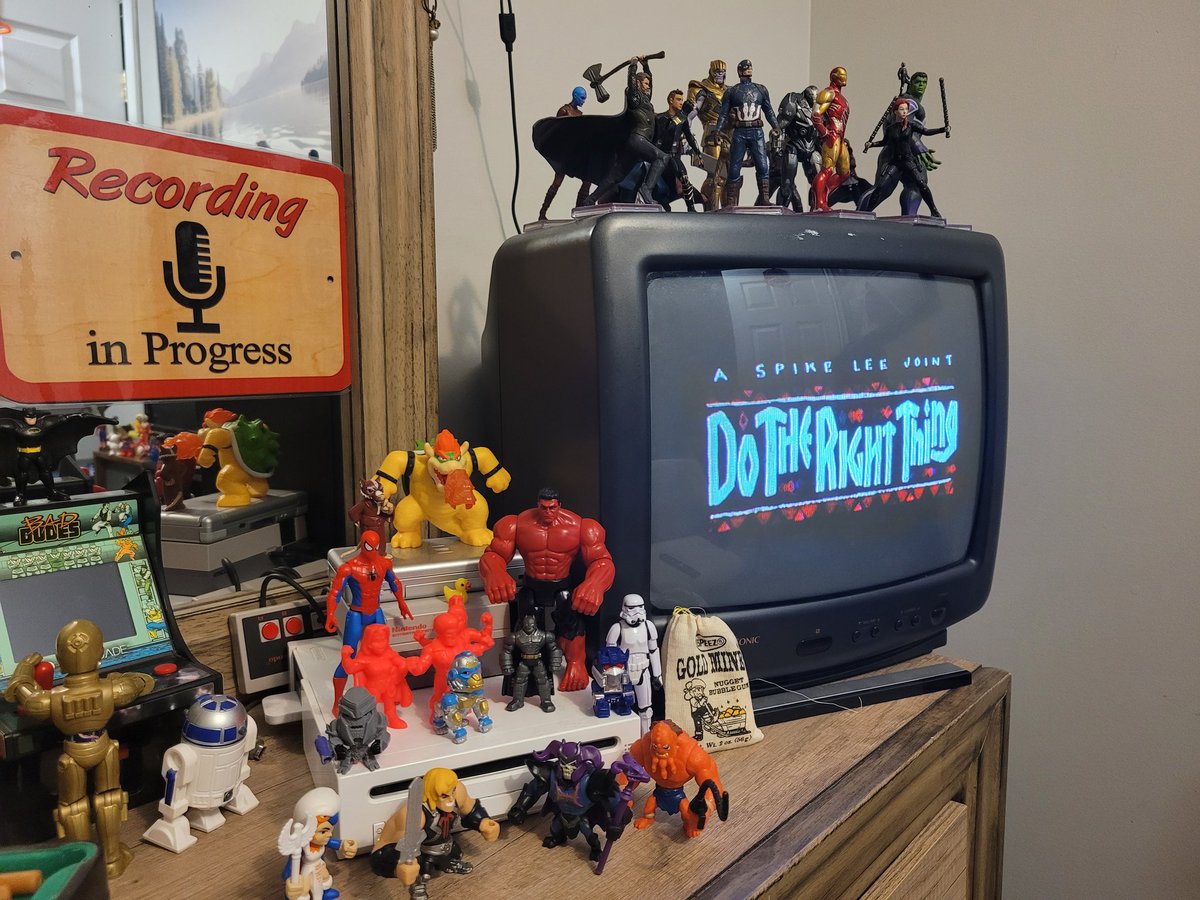 Written_In_Ash's tweet image. Tonight,... on the Tiny Old TV - Do The Rigjt Thing #ashthevibehunter #90s #aspikeleejoint #vibe #tuesdayvibe #retroTV #MentalHealth