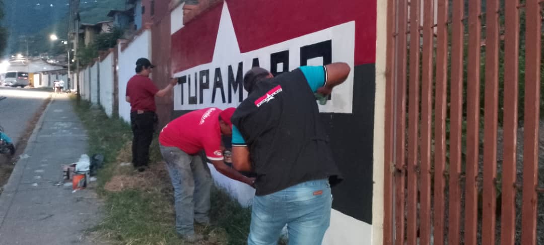 campoeliasmrt's tweet photo. Seguimos avanzando a través, de la filosofía de la praxis.

La militancia del Municipio Campo Elías en procura de seguir fortaleciendo realiza mantenimiento y limpieza de nuestros murales.
Este 27 de Julio arriba y  a la izquierda.
VOTA TUPAMARO🔴⚫

#ComunaONada https://t.co/7J5KNPkxdZ